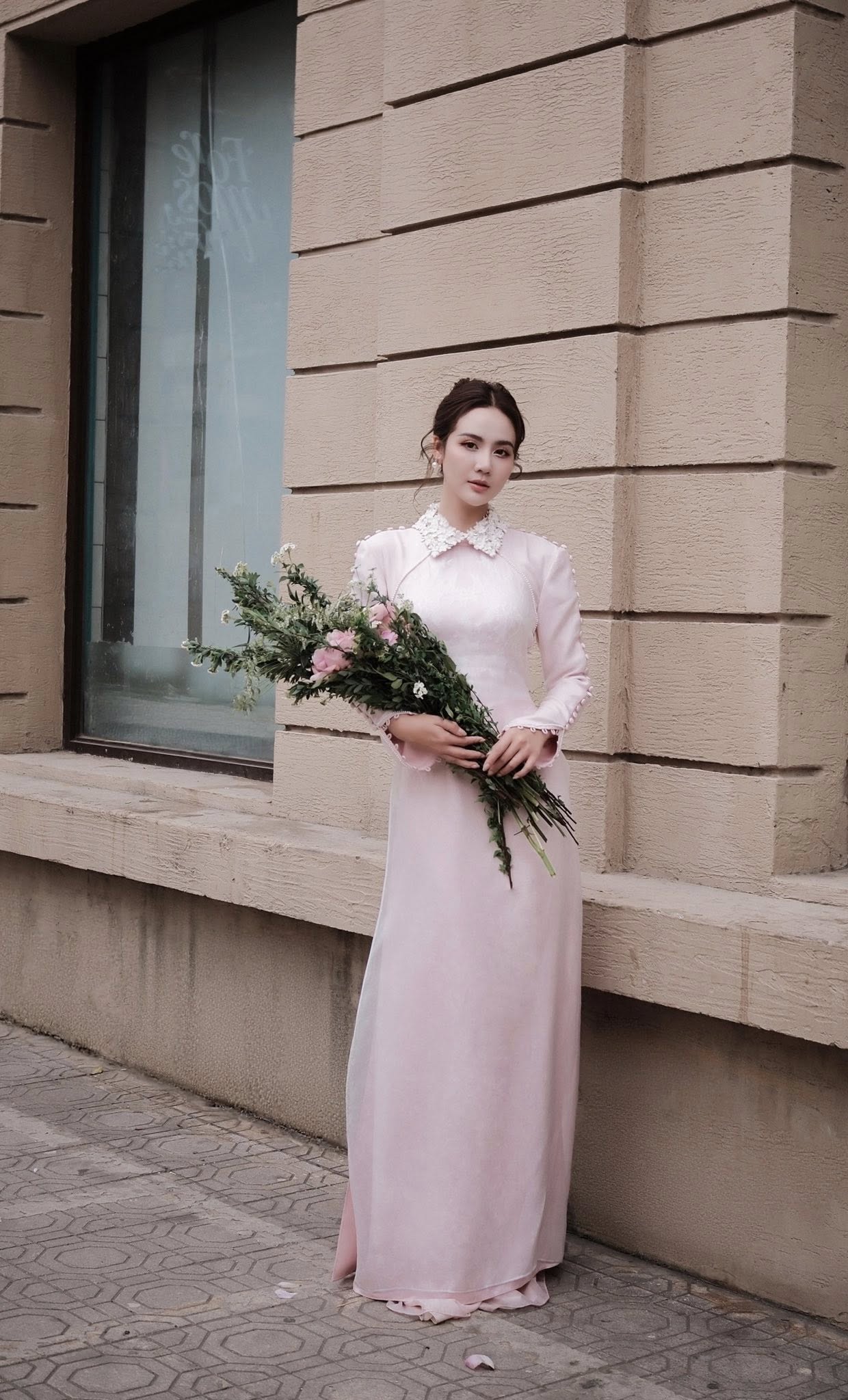 Diện &aacute;o d&agrave;i hồng pastel như Huyền Lizzie cho Tết 2026 đầy phong c&aacute;ch - Ảnh 6.