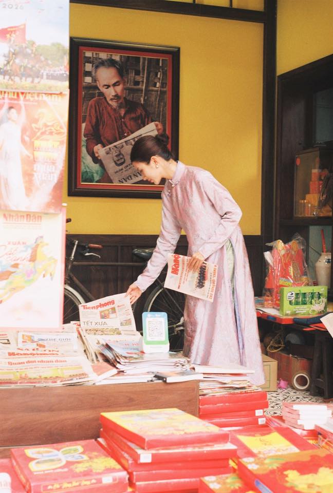 Ch&aacute;u d&acirc;u NSƯT Ch&iacute; Trung g&acirc;y thương nhớ trong bộ ảnh &aacute;o d&agrave;i Tết 2026 - Ảnh 5.