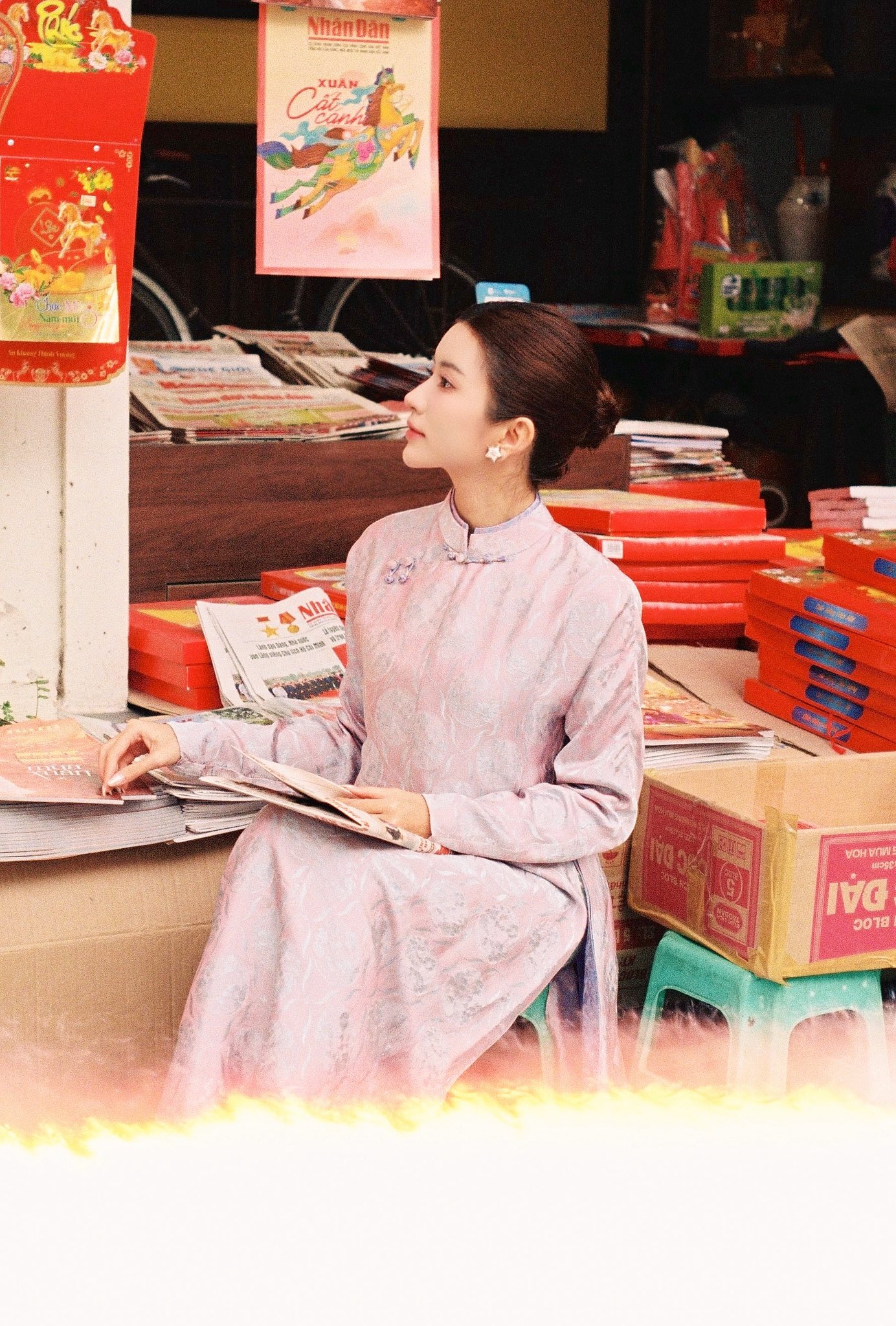 Ch&aacute;u d&acirc;u NSƯT Ch&iacute; Trung g&acirc;y thương nhớ trong bộ ảnh &aacute;o d&agrave;i Tết 2026 - Ảnh 3.