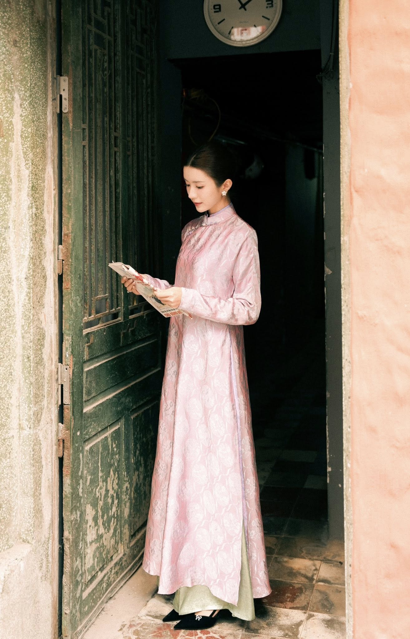 Ch&aacute;u d&acirc;u NSƯT Ch&iacute; Trung g&acirc;y thương nhớ trong bộ ảnh &aacute;o d&agrave;i Tết 2026 - Ảnh 9.