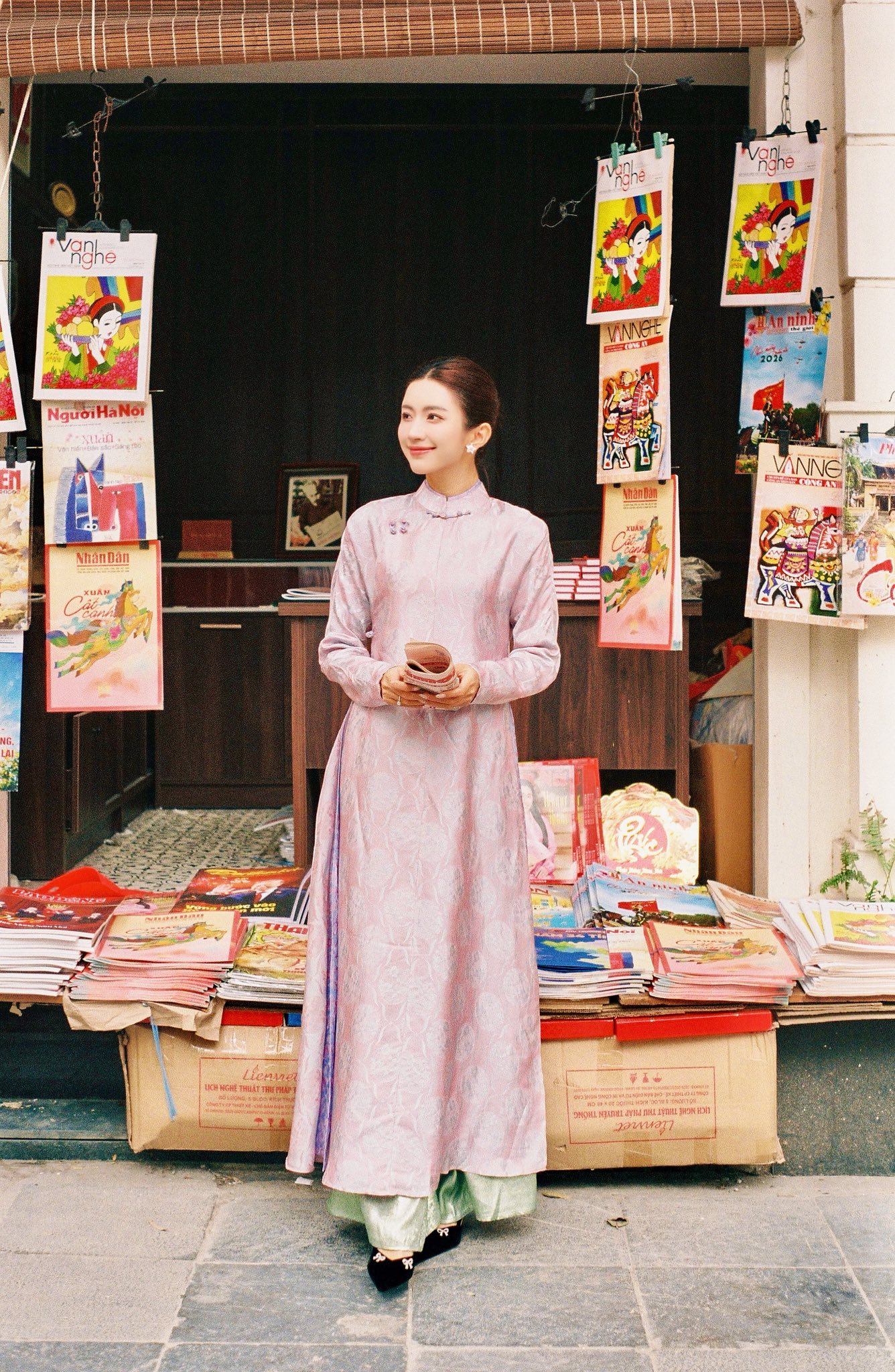 Ch&aacute;u d&acirc;u NSƯT Ch&iacute; Trung g&acirc;y thương nhớ trong bộ ảnh &aacute;o d&agrave;i Tết 2026 - Ảnh 2.