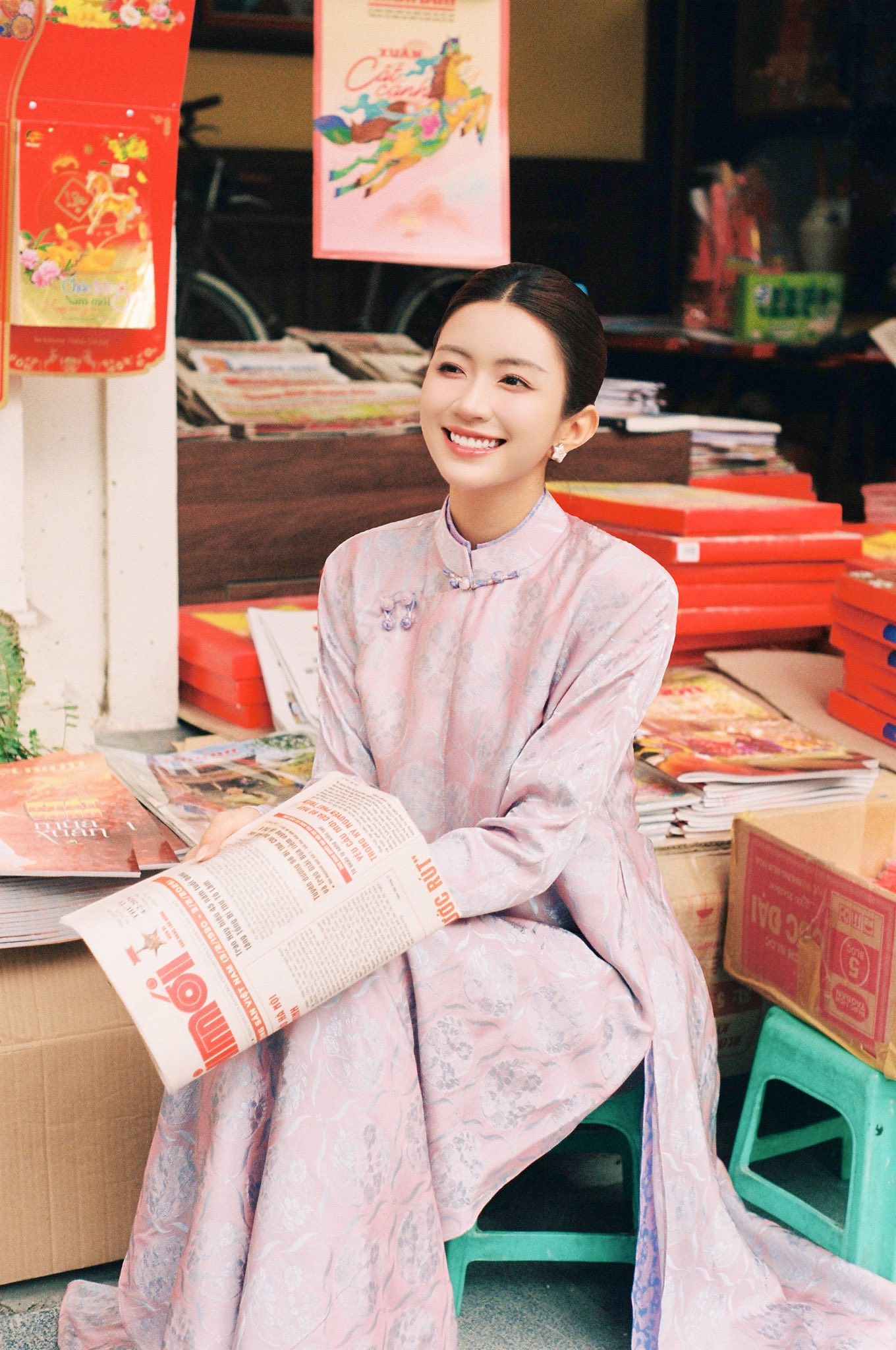 Ch&aacute;u d&acirc;u NSƯT Ch&iacute; Trung g&acirc;y thương nhớ trong bộ ảnh &aacute;o d&agrave;i Tết 2026 - Ảnh 4.