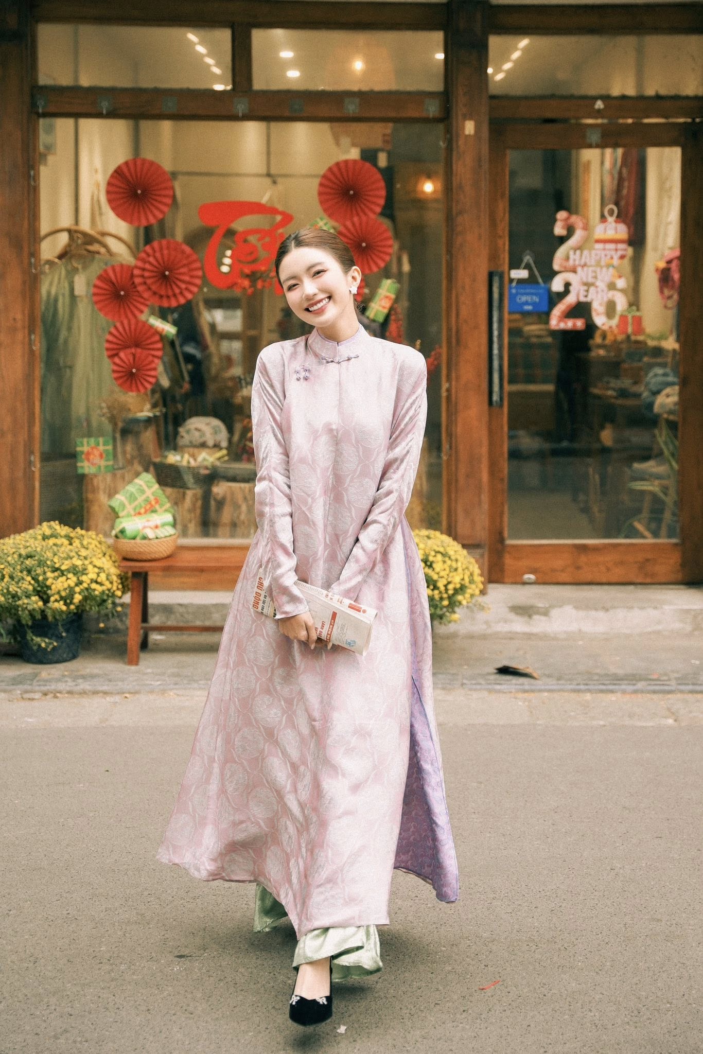 Ch&aacute;u d&acirc;u NSƯT Ch&iacute; Trung g&acirc;y thương nhớ trong bộ ảnh &aacute;o d&agrave;i Tết 2026 - Ảnh 6.