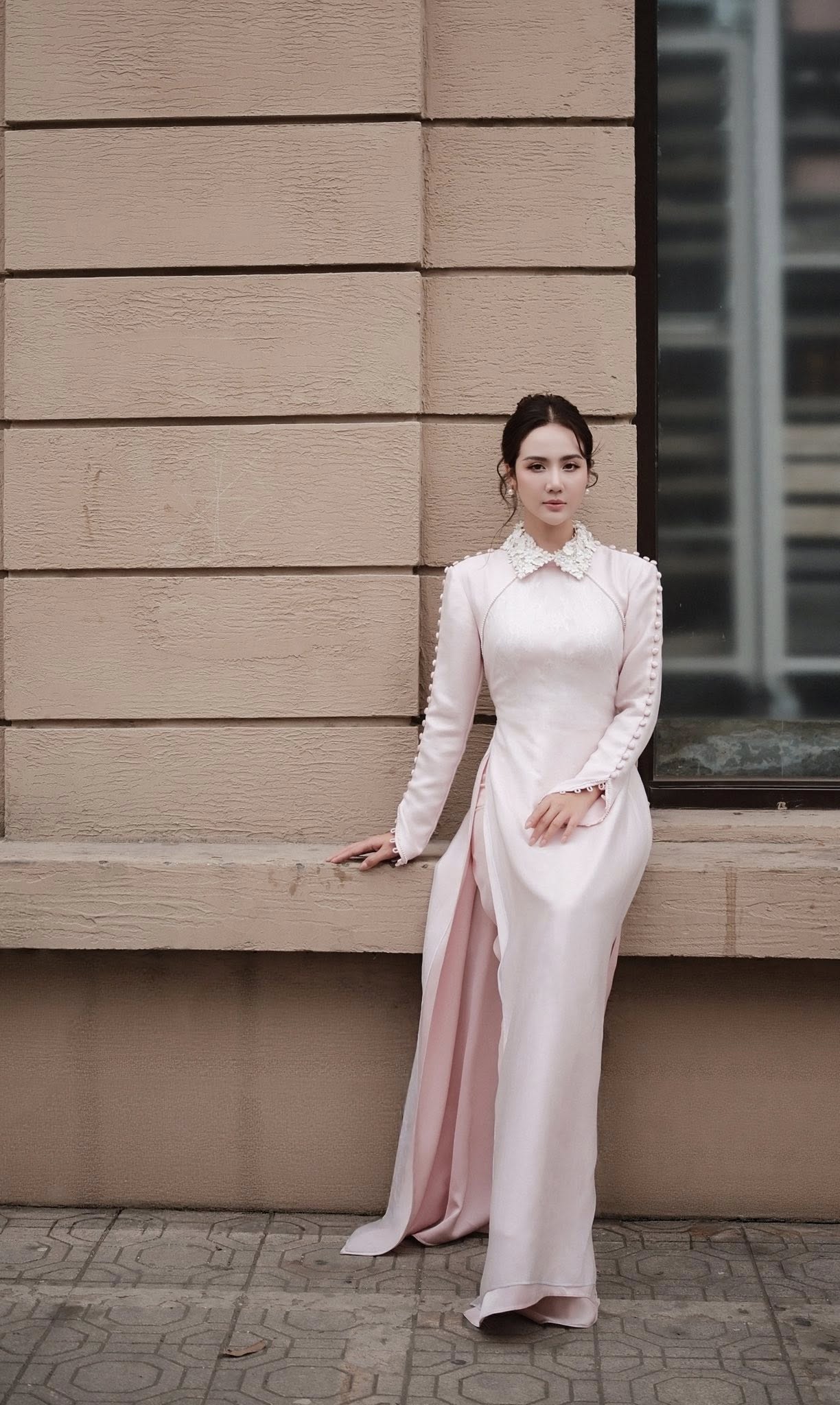 Diện &aacute;o d&agrave;i hồng pastel như Huyền Lizzie cho Tết 2026 đầy phong c&aacute;ch - Ảnh 4.