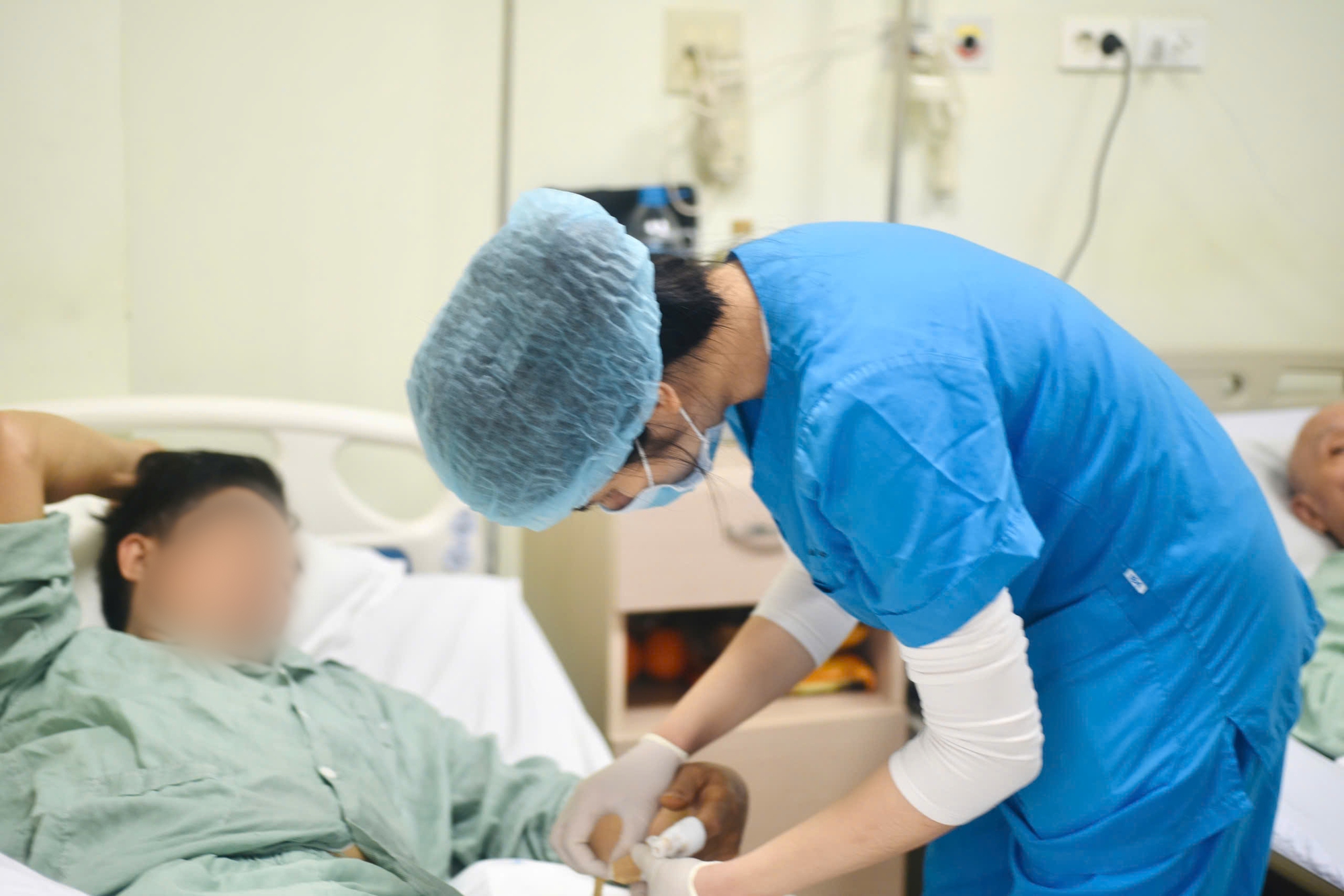 Người đ&agrave;n &ocirc;ng 57 tuổi ở H&agrave; Nội chấn thương nặng ở tay do chặt thịt g&agrave; - Ảnh 1.