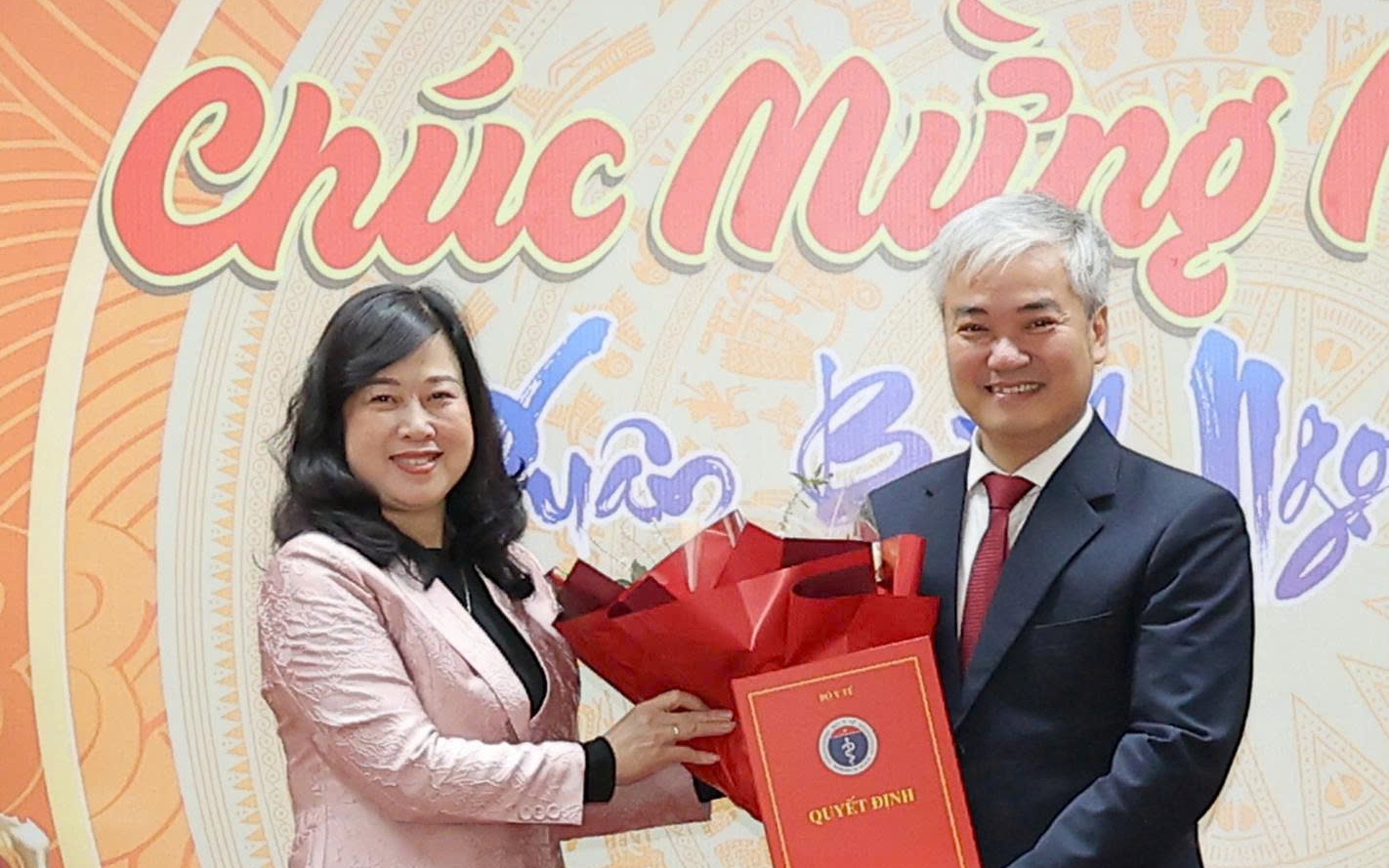 Bộ trưởng Đào Hồng Lan trao quyết định bổ nhiệm lại Tổng biên tập Báo Sức khỏe và Đời sống