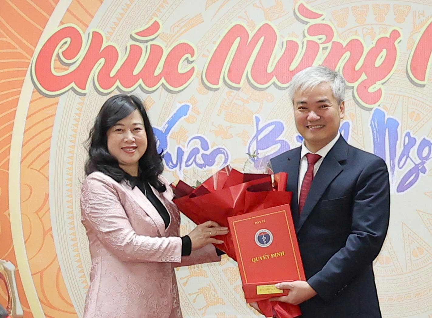 Bộ trưởng Đ&agrave;o Hồng Lan trao quyết định nhiệm lại Tổng Bi&ecirc;n tập B&aacute;o Sức khoẻ v&agrave; Đời sống, bổ nhiệm l&atilde;nh đạo Vụ Ph&aacute;p chế, Hội đồng Y khoa Quốc gia- Ảnh 1.