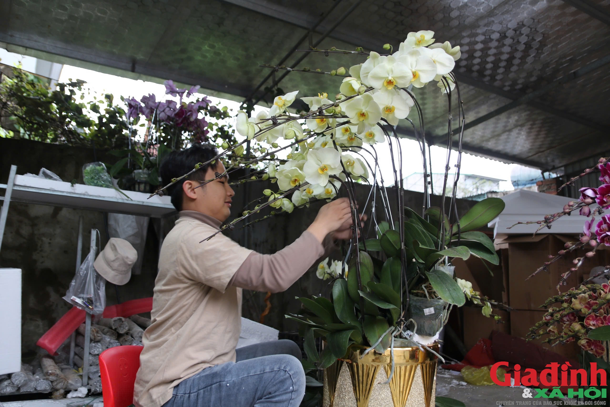 'H&aacute;i ra tiền' nghề cắm hoa Tết, cao điểm thu 4-5 triệu đồng/ng&agrave;y - Ảnh 9.