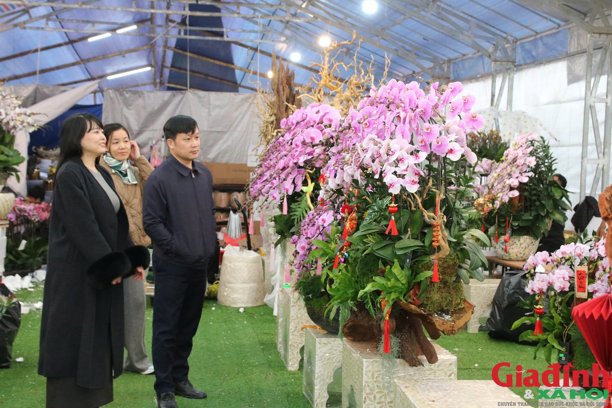 'H&aacute;i ra tiền' nghề cắm hoa Tết, cao điểm thu 4-5 triệu đồng/ng&agrave;y - Ảnh 11.