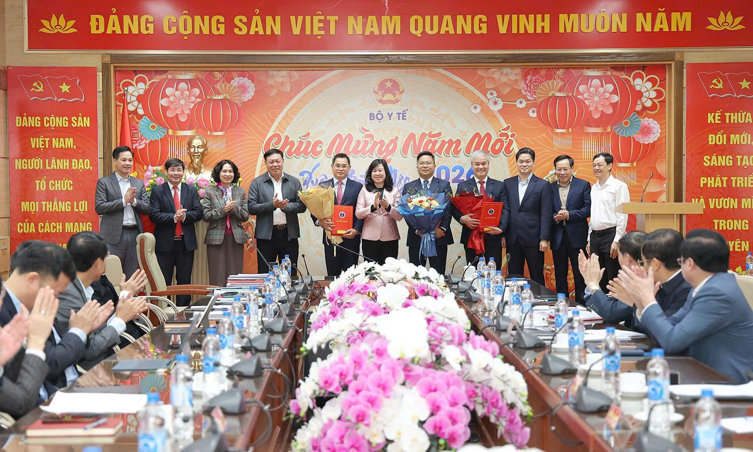 Bộ trưởng Đ&agrave;o Hồng Lan trao quyết định nhiệm lại Tổng Bi&ecirc;n tập B&aacute;o Sức khoẻ v&agrave; Đời sống, bổ nhiệm l&atilde;nh đạo Vụ Ph&aacute;p chế, Hội đồng Y khoa Quốc gia- Ảnh 4.