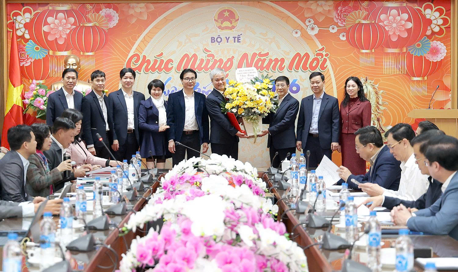 Bộ trưởng Đ&agrave;o Hồng Lan trao quyết định nhiệm lại Tổng Bi&ecirc;n tập B&aacute;o Sức khoẻ v&agrave; Đời sống, bổ nhiệm l&atilde;nh đạo Vụ Ph&aacute;p chế, Hội đồng Y khoa Quốc gia- Ảnh 7.