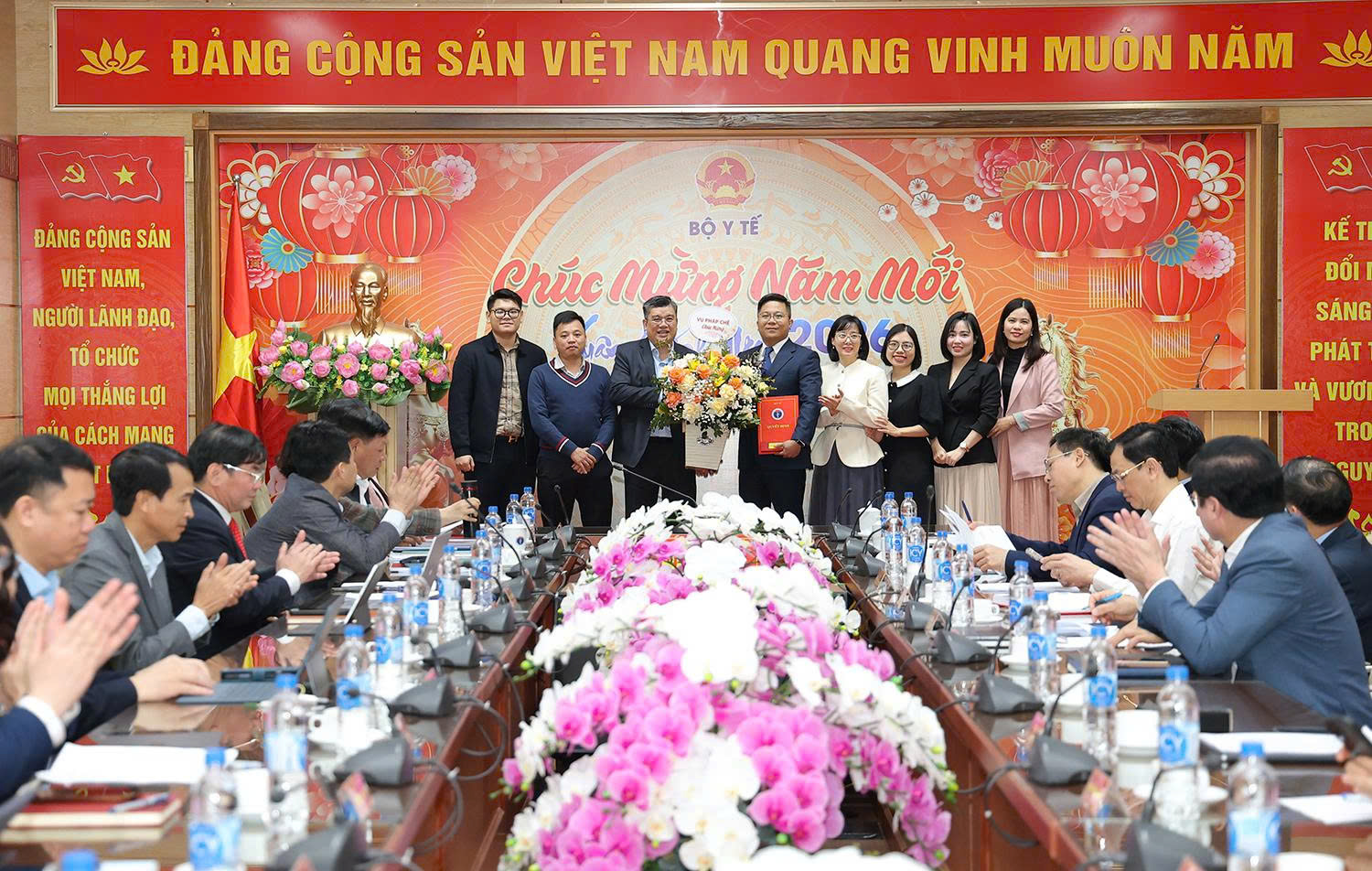 Bộ trưởng Đ&agrave;o Hồng Lan trao quyết định nhiệm lại Tổng Bi&ecirc;n tập B&aacute;o Sức khoẻ v&agrave; Đời sống, bổ nhiệm l&atilde;nh đạo Vụ Ph&aacute;p chế, Hội đồng Y khoa Quốc gia- Ảnh 8.