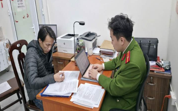 Sau 7 năm bỏ trốn về tội giết người, người đàn ông 37 tuổi ra đầu thú