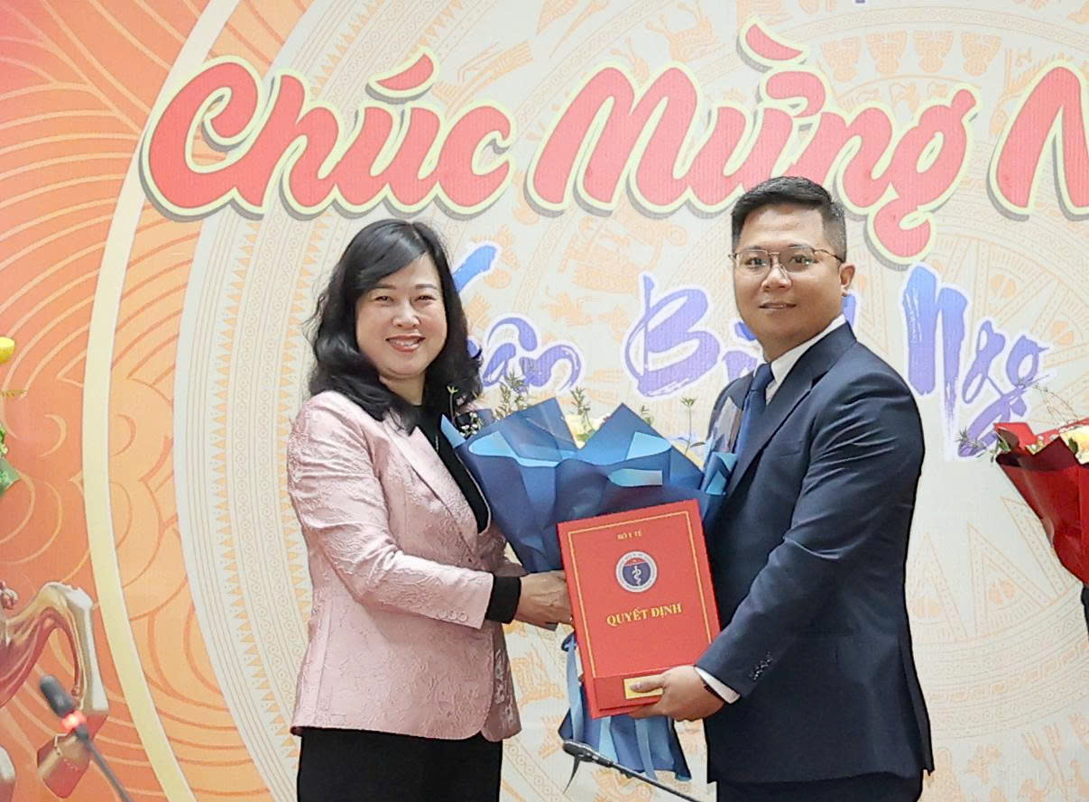 Bộ trưởng Đ&agrave;o Hồng Lan trao quyết định nhiệm lại Tổng Bi&ecirc;n tập B&aacute;o Sức khoẻ v&agrave; Đời sống, bổ nhiệm l&atilde;nh đạo Vụ Ph&aacute;p chế, Hội đồng Y khoa Quốc gia- Ảnh 2.