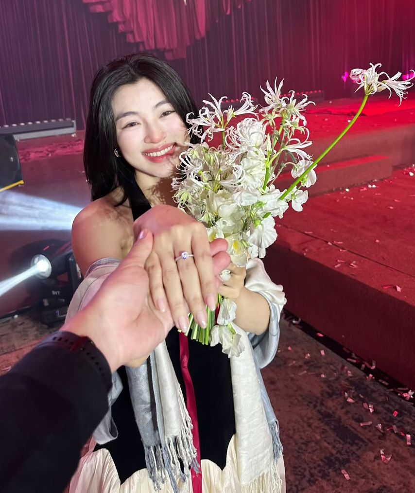 Lan Thy v&agrave; Dustin Ti&ecirc;u: N&agrave;ng thơ ' Em v&agrave; Trịnh ' nhận lời cầu h&ocirc;n bất ngờ - Ảnh 1.