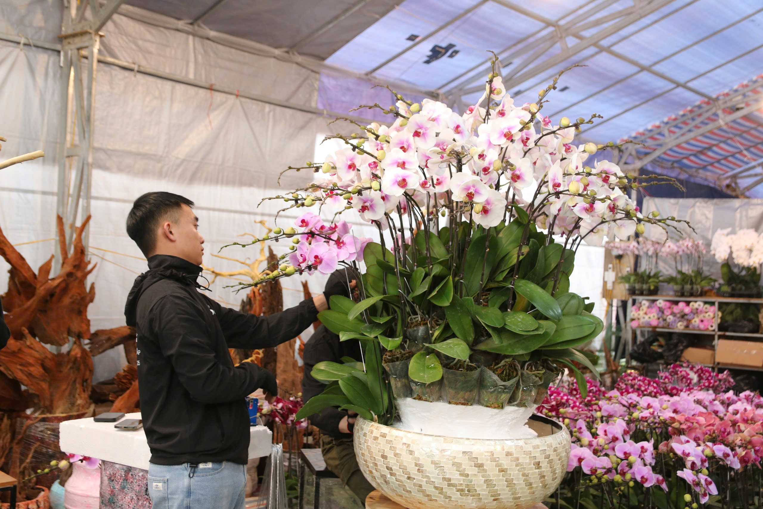 'H&aacute;i ra tiền' nghề cắm hoa Tết, cao điểm thu 4-5 triệu đồng/ng&agrave;y - Ảnh 7.