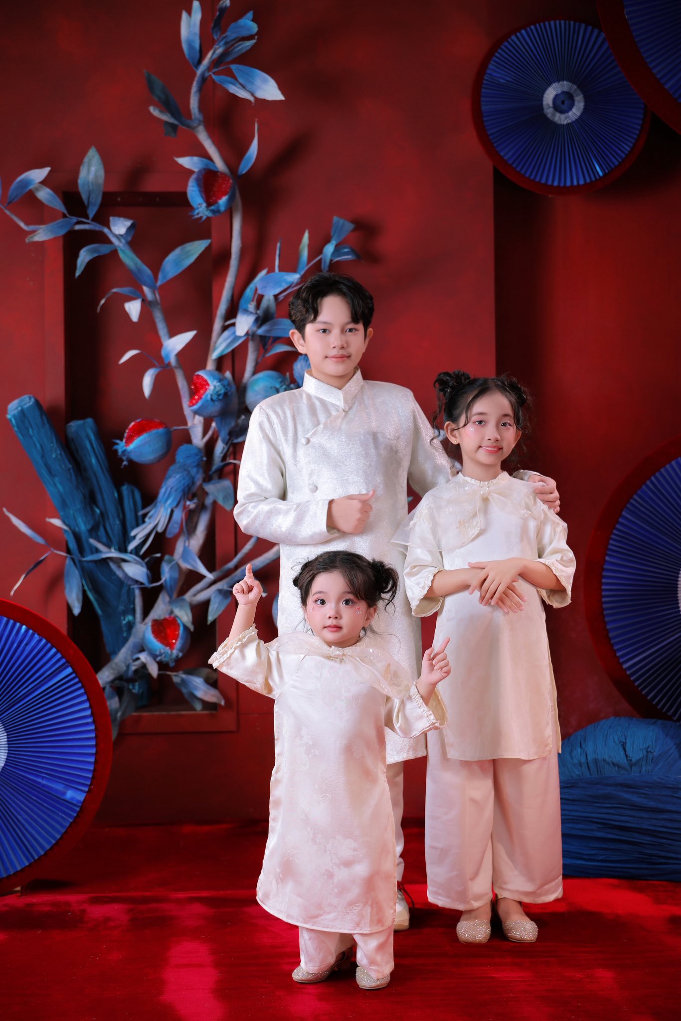 3 con nhà Khánh Thi - Phan Hiển chụp ảnh đón Tết cùng bố mẹ