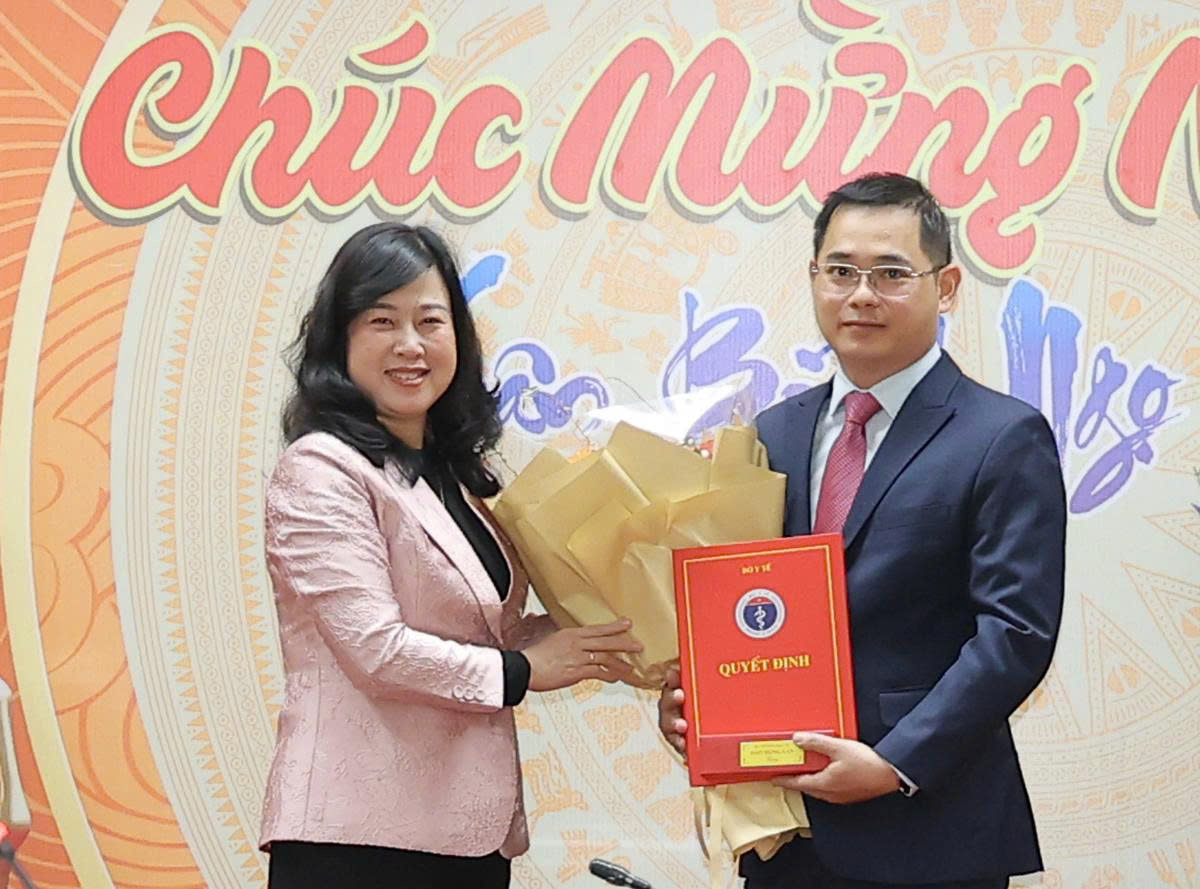 Bộ trưởng Đ&agrave;o Hồng Lan trao quyết định nhiệm lại Tổng Bi&ecirc;n tập B&aacute;o Sức khoẻ v&agrave; Đời sống, bổ nhiệm l&atilde;nh đạo Vụ Ph&aacute;p chế, Hội đồng Y khoa Quốc gia- Ảnh 3.