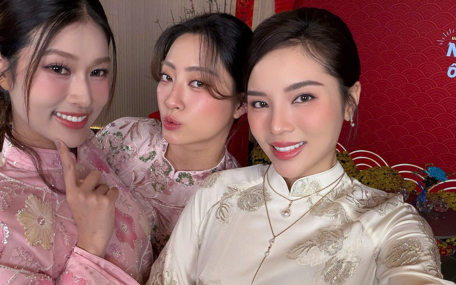 Lương Thùy Linh cùng dàn hoa hậu xúng xính áo dài khoe sắc vóc rạng rỡ ngày cận Tết