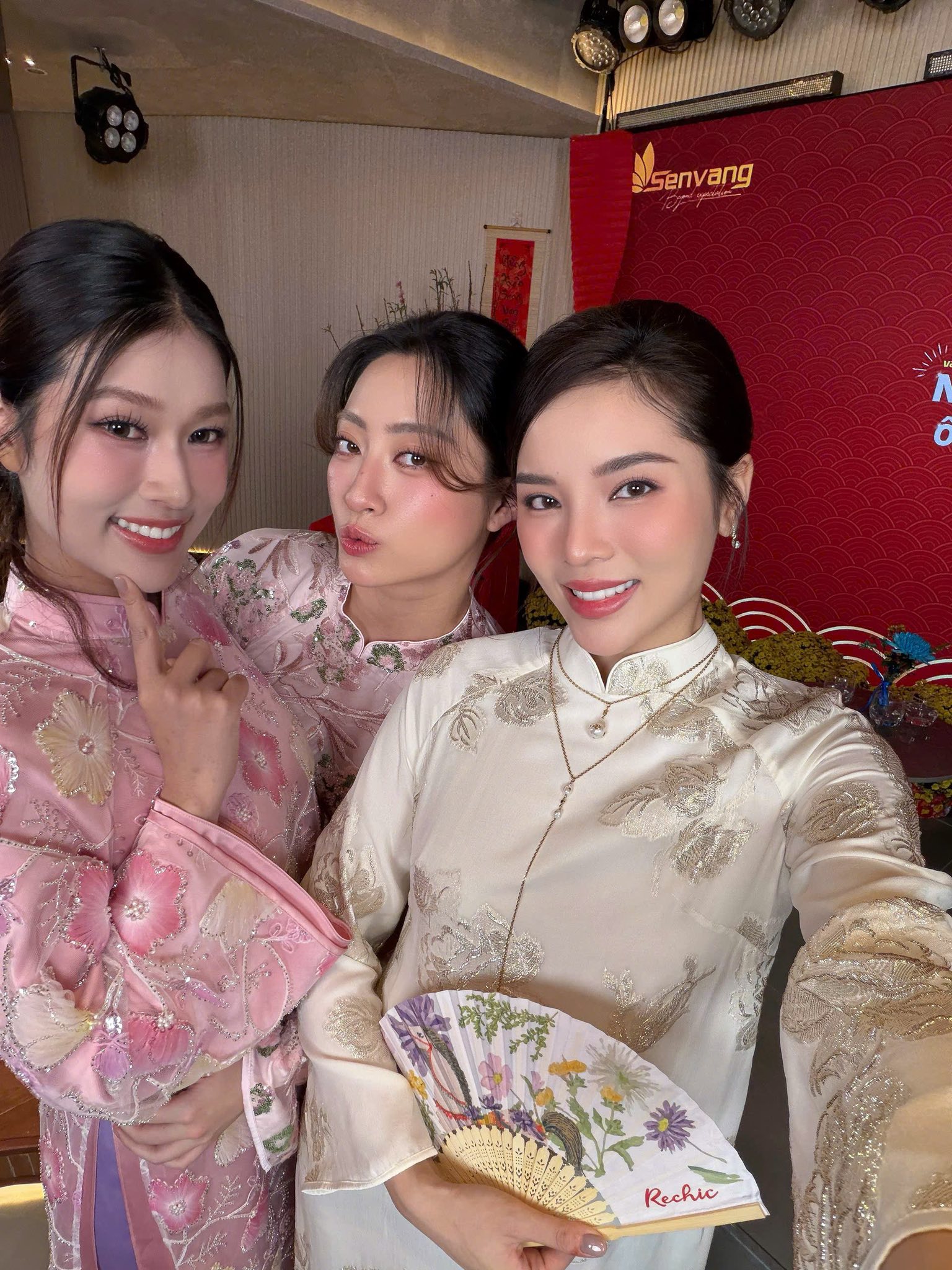 Lương th&ugrave;y Linh v&agrave; Kỳ Duy&ecirc;n x&uacute;ng x&iacute;nh &aacute;o d&agrave;i: Khoảnh khắc đẹp trong dịp cuối năm - Ảnh 2.