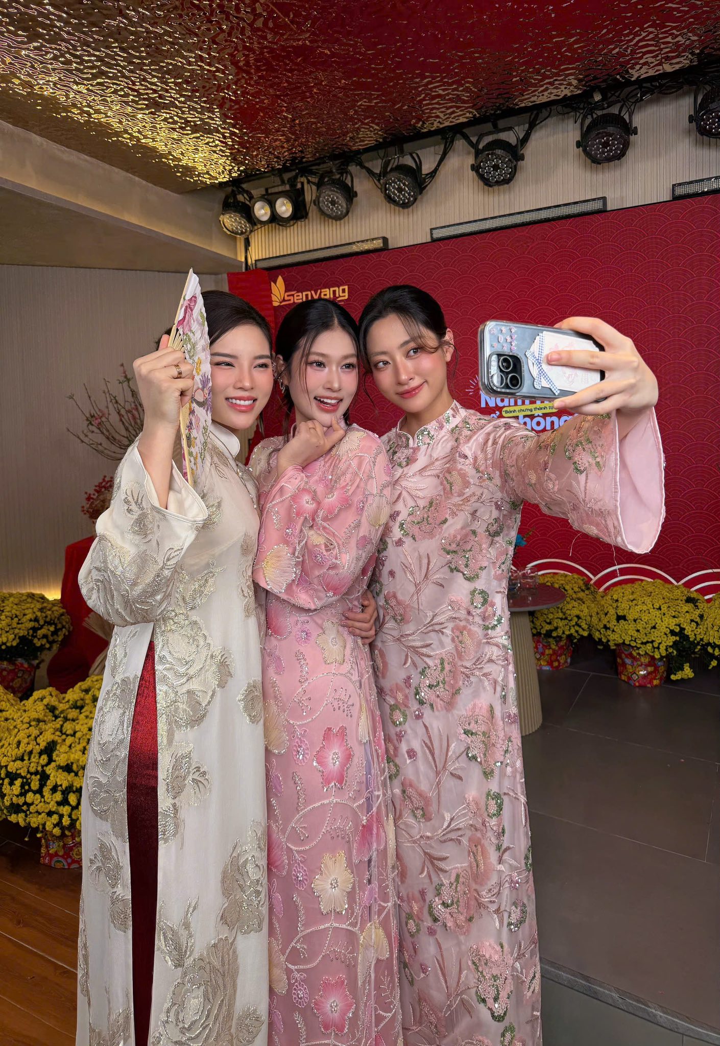 Lương th&ugrave;y Linh v&agrave; Kỳ Duy&ecirc;n x&uacute;ng x&iacute;nh &aacute;o d&agrave;i: Khoảnh khắc đẹp trong dịp cuối năm - Ảnh 4.