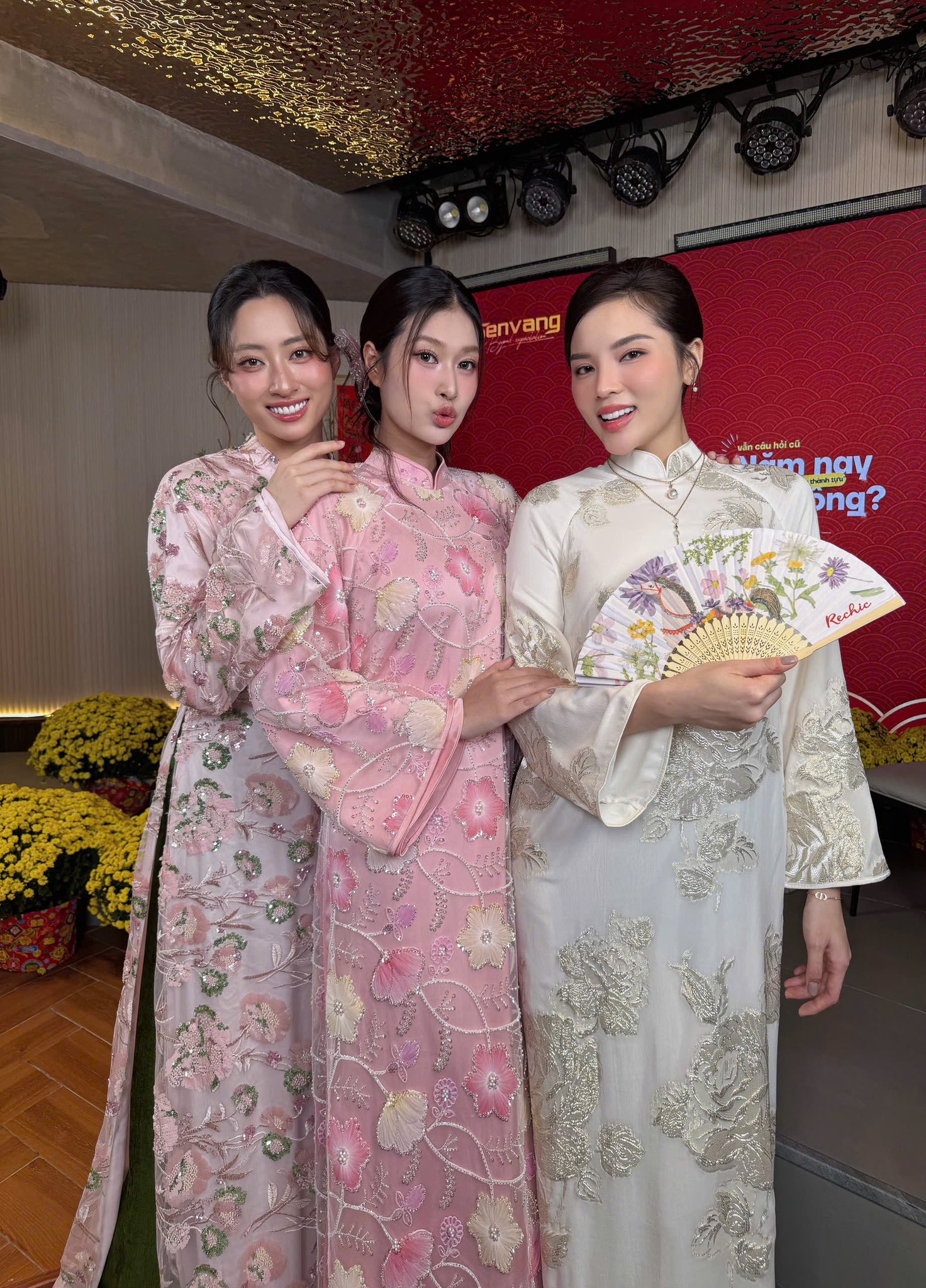 Lương th&ugrave;y Linh v&agrave; Kỳ Duy&ecirc;n x&uacute;ng x&iacute;nh &aacute;o d&agrave;i: Khoảnh khắc đẹp trong dịp cuối năm - Ảnh 5.