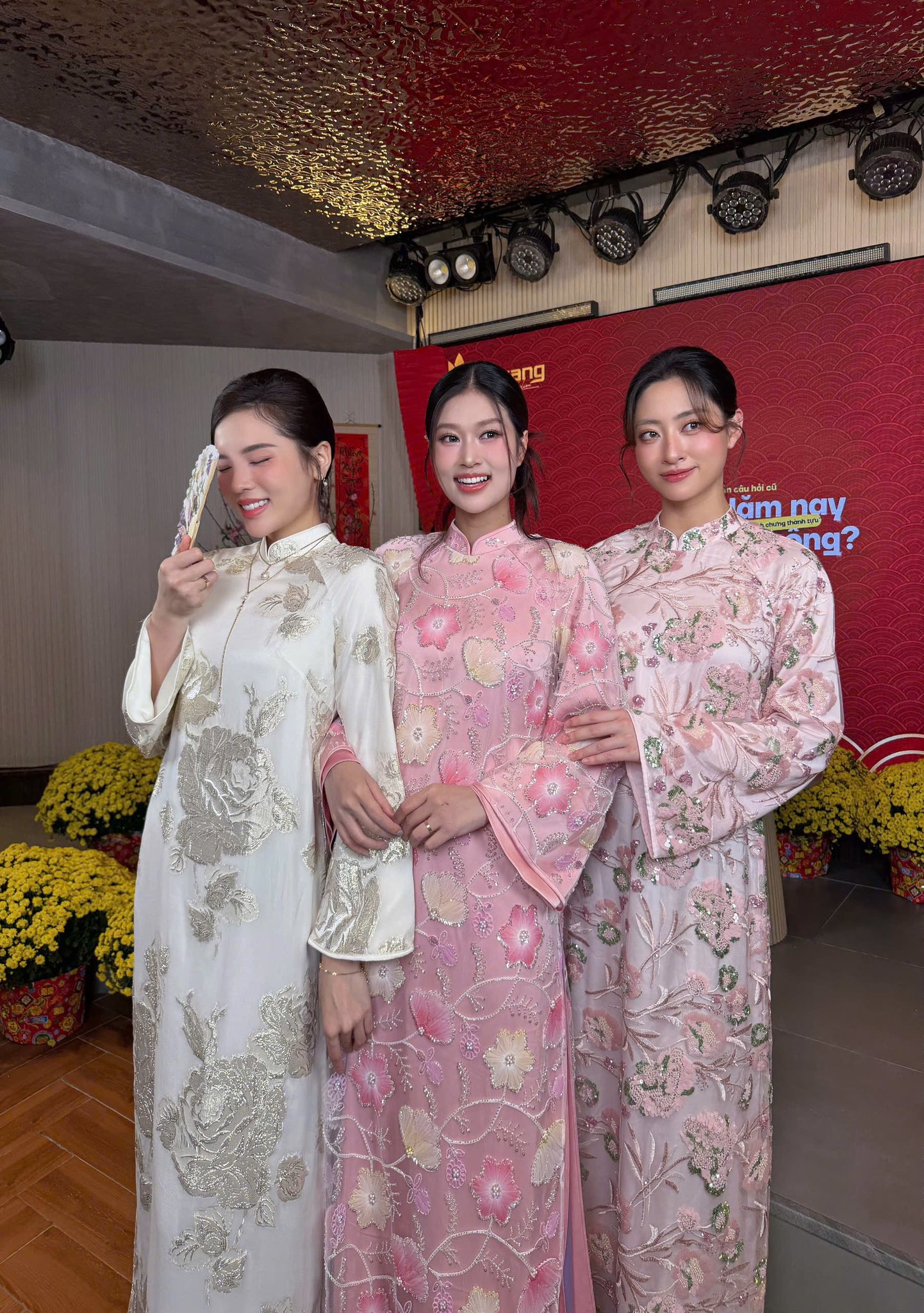 Lương th&ugrave;y Linh v&agrave; Kỳ Duy&ecirc;n x&uacute;ng x&iacute;nh &aacute;o d&agrave;i: Khoảnh khắc đẹp trong dịp cuối năm - Ảnh 3.