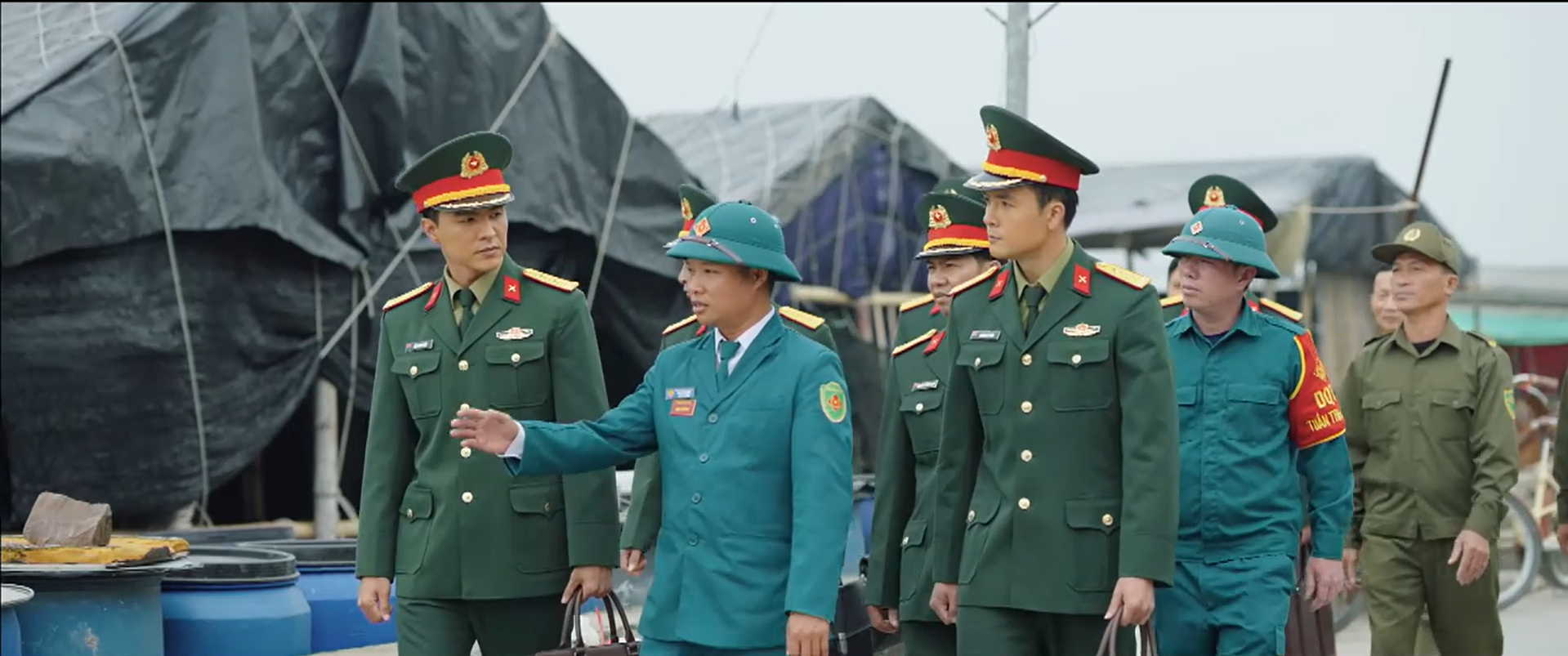 Kh&ocirc;ng giới hạn - Tập 8: Lợi chi&ecirc;u mộ nh&oacute;m du c&ocirc;n v&agrave;o đội d&acirc;n qu&acirc;n tự vệ - Ảnh 9.