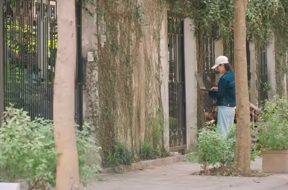 Th&agrave;nh c&ugrave;ng ch&uacute; ch&oacute; Coddy ph&aacute;t hiện ra điều k&igrave; b&iacute; về c&ocirc; n&agrave;ng h&agrave;ng x&oacute;m - Ảnh 1.