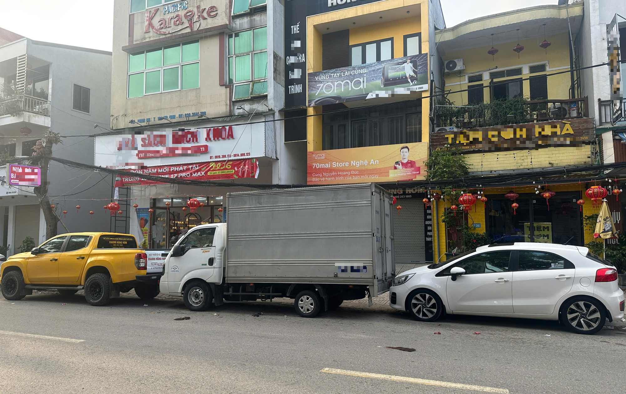 Đỗ xe chắn cửa h&agrave;ng ng&agrave;y Tết, g&acirc;y tranh c&atilde;i chưa dứt - Ảnh 1.