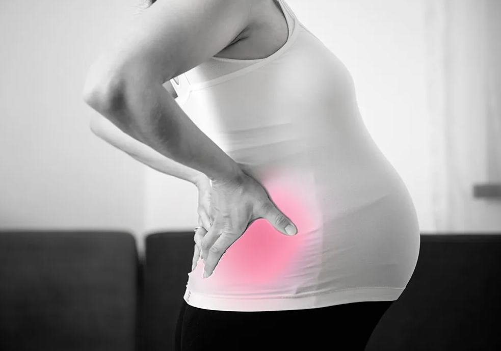 6 c&aacute;ch đơn giản nhưng hiệu quả gi&uacute;p b&agrave; bầu giảm đau lưng - Ảnh 1.