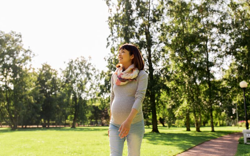 6 c&aacute;ch đơn giản nhưng hiệu quả gi&uacute;p b&agrave; bầu giảm đau lưng - Ảnh 3.