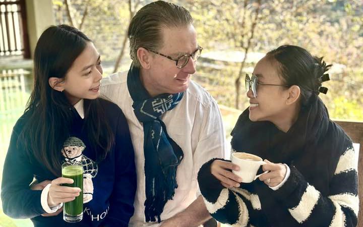 Chồng tay cầm đoản trang đón tuổi mới bên vợ con, tình cảm gia đình ấm áp