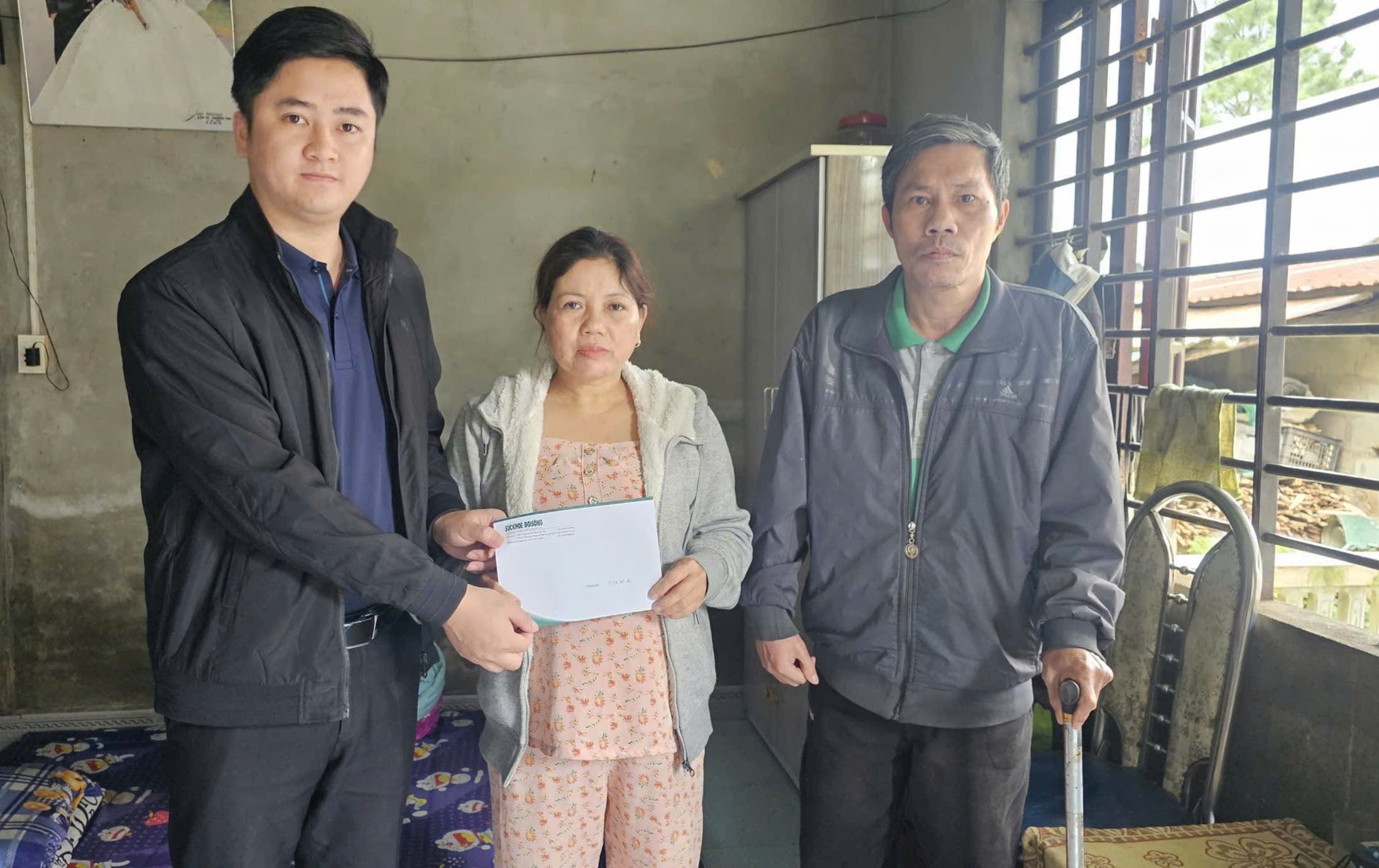 Hơn 15 triệu đồng đến với hoàn cảnh người phụ nữ cùng lúc chăm chồng bại liệt, con bệnh nặng - Ảnh 1. Hơn 15 triệu đồng đến với hoàn cảnh người phụ nữ cùng lúc chăm chồng bại liệt, con bệnh nặng - Ảnh 1.