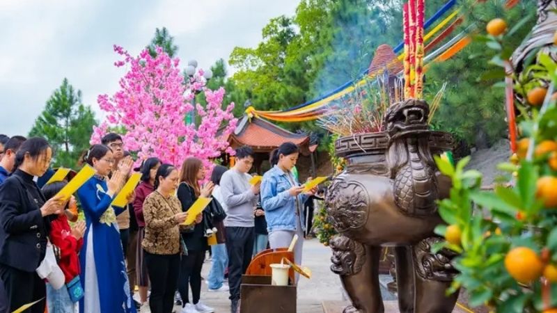 NHỮNG BƯỚC CHÂN NHẸ NHÀNG CỦA PHẬT TỬ ĐI VÒNG QUANH CHÙA TRONG SỰ YÊN TĨNH TRANG NGHIÊM