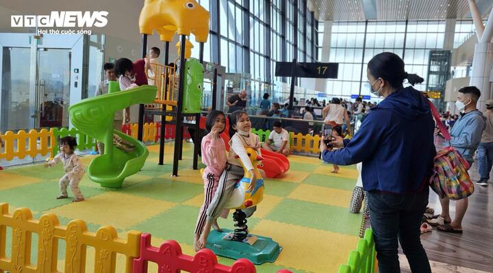 S&acirc;n bay T&acirc;n Sơn Nhất tấp nập ng&agrave;y 25 Tết, check-in thuận tiện - Ảnh 11.