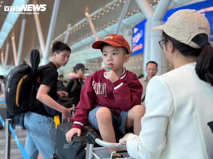 S&acirc;n bay T&acirc;n Sơn Nhất tấp nập ng&agrave;y 25 Tết, check-in thuận tiện - Ảnh 3.