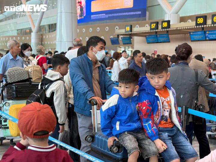 S&acirc;n bay T&acirc;n Sơn Nhất tấp nập ng&agrave;y 25 Tết, check-in thuận tiện - Ảnh 7.