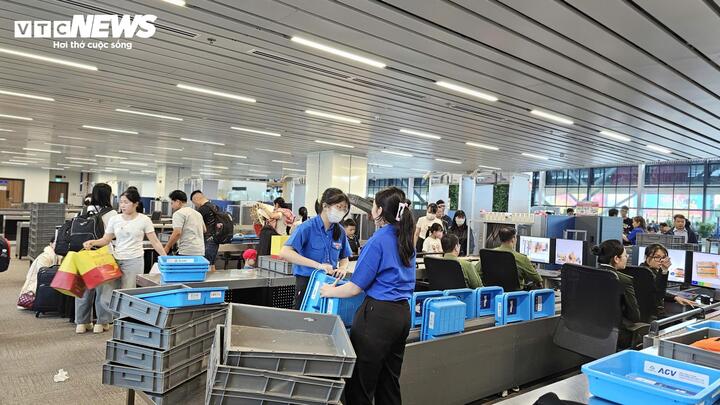 S&acirc;n bay T&acirc;n Sơn Nhất tấp nập ng&agrave;y 25 Tết, check-in thuận tiện - Ảnh 10.