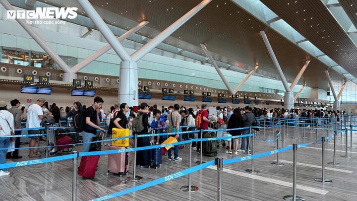 S&acirc;n bay T&acirc;n Sơn Nhất tấp nập ng&agrave;y 25 Tết, check-in thuận tiện - Ảnh 2.