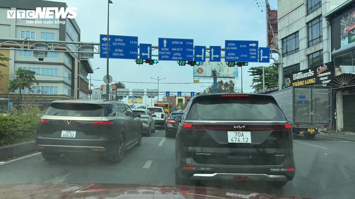 S&acirc;n bay T&acirc;n Sơn Nhất tấp nập ng&agrave;y 25 Tết, check-in thuận tiện - Ảnh 1.