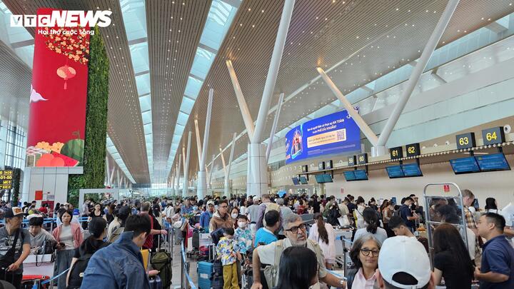 S&acirc;n bay T&acirc;n Sơn Nhất tấp nập ng&agrave;y 25 Tết, check-in thuận tiện - Ảnh 8.