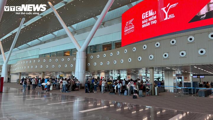 S&acirc;n bay T&acirc;n Sơn Nhất tấp nập ng&agrave;y 25 Tết, check-in thuận tiện - Ảnh 9.