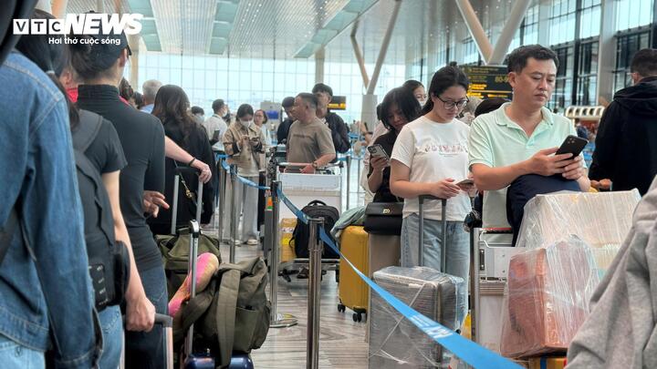 S&acirc;n bay T&acirc;n Sơn Nhất tấp nập ng&agrave;y 25 Tết, check-in thuận tiện - Ảnh 4.