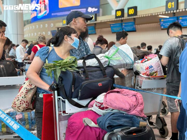 S&acirc;n bay T&acirc;n Sơn Nhất tấp nập ng&agrave;y 25 Tết, check-in thuận tiện - Ảnh 5.