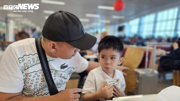 S&acirc;n bay T&acirc;n Sơn Nhất tấp nập ng&agrave;y 25 Tết, check-in thuận tiện - Ảnh 12.