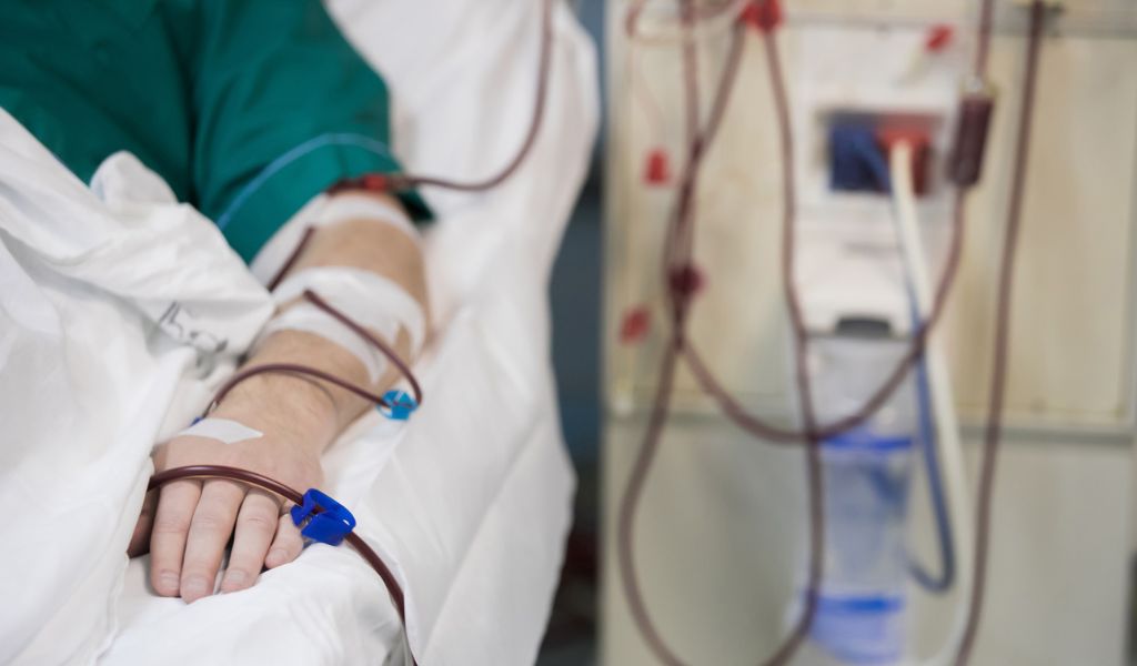 Thiếu niên 15 tuổi nhập viện vì tiêu cơ vân do thụt đầu liền lúc 300 cái - Ảnh 1.