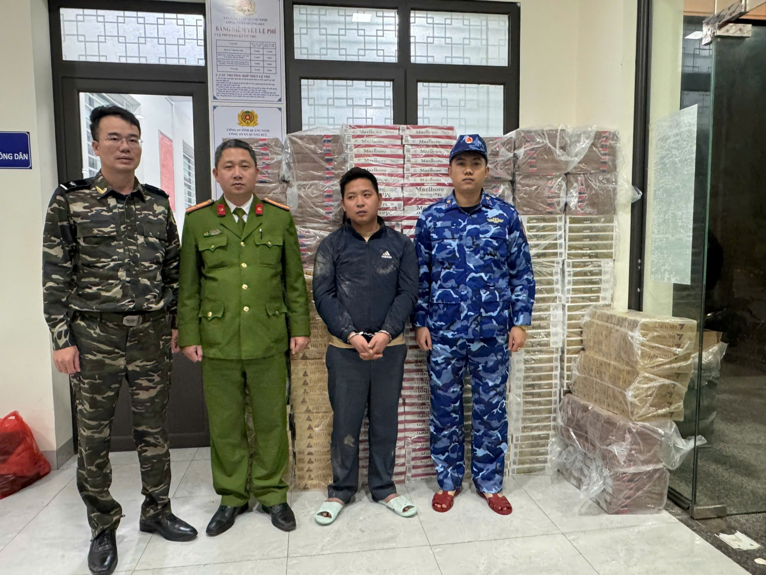 Vận chuyển tr&aacute;i ph&eacute;p gần 40000 bao thuốc l&aacute; nhập lậu - Ảnh 1.