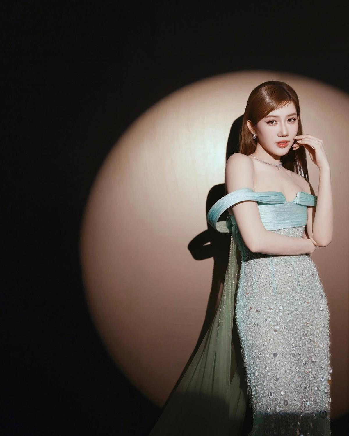 Nhan sắc đời thường của Th&uacute;y Ng&acirc;n g&acirc;y ch&uacute; &yacute; quốc tế - Ảnh 5.