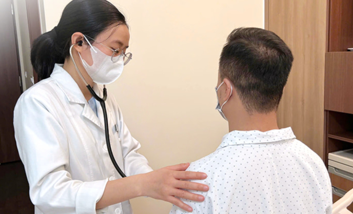 Người đàn ông 32 tuổi nhập viện cấp cứu sau khi ăn hải sản ở tiệc tất niên - Ảnh 1.